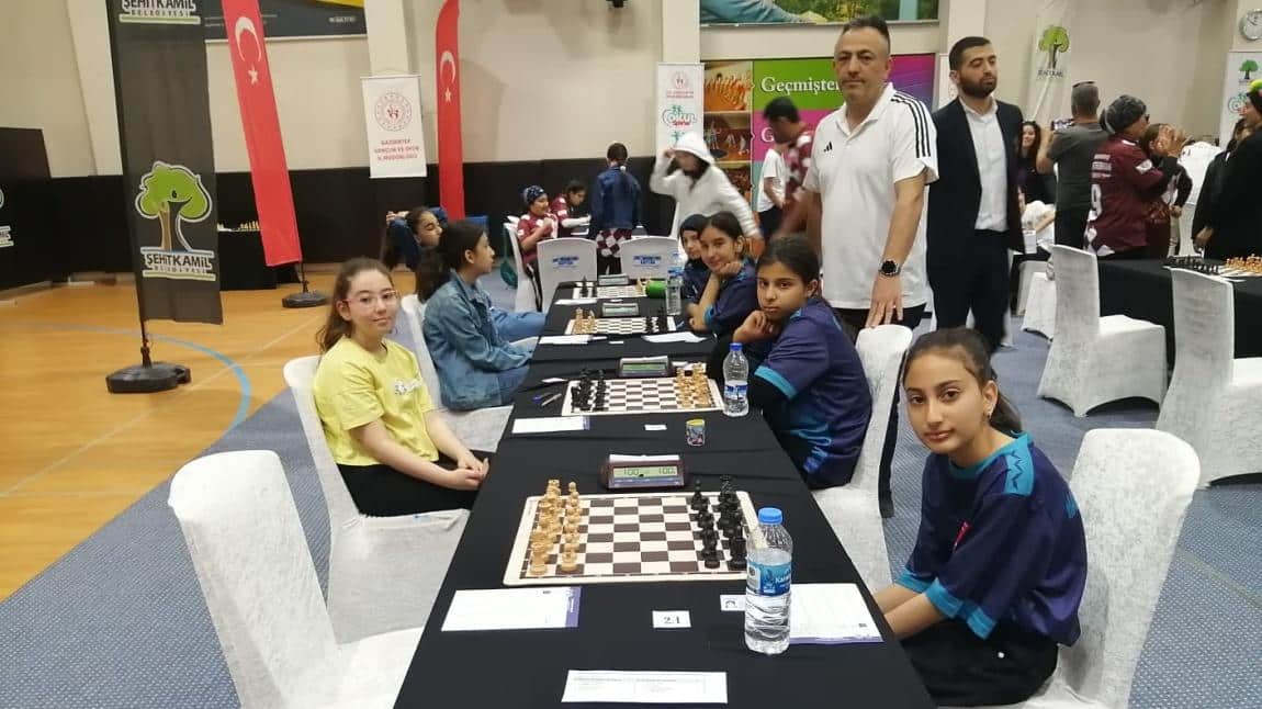 Satranç turnuvasında öğrencilerimiz türkiye finaline gitmeye hak kazandı. 